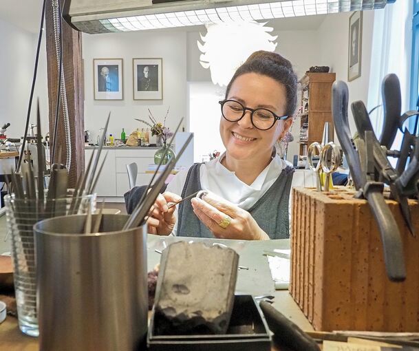 Schmuckdesignerin Marion Knorr in ihrem Atelier. Fotos: Holm Wolschendorf
