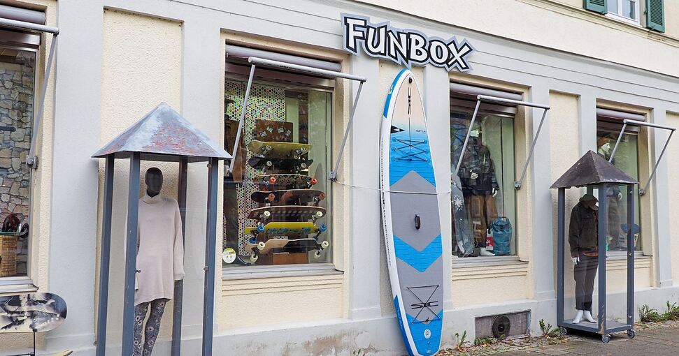Vor einem Laden darf laut Gestaltungsrichtlinien auch zum Beispiel ein Surfbrett stehen. Foto: Holm Wolschendorf