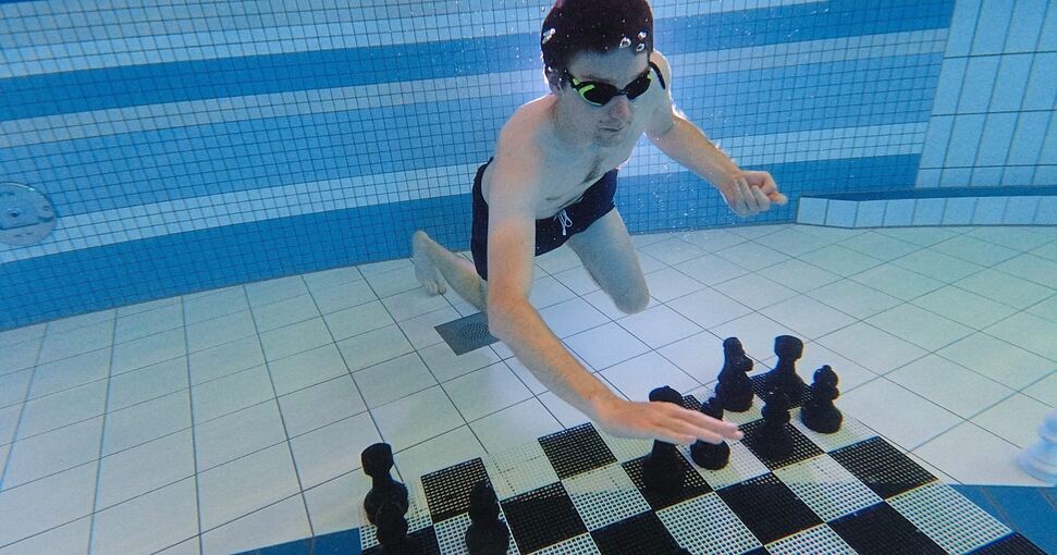 Julian Maisch beherrscht Schach auch unter Wasser. Foto: privat