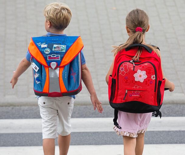 Vorbildlich: Zwei Grundschüler auf dem Weg zum Unterricht. Archivfoto: dpa