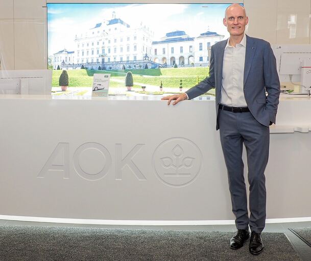 Alexander Schmid, Chef der AOK Ludwigsburg-Rems-Murr, am neuen Willkommensbereich. Foto: Holm Wolschendorf