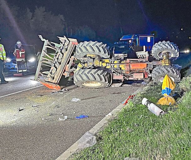 Schwerer Verkehrsunfall zwischen Pkw und Traktor auf der Bundesstraße 27 bei Walheim. Foto: KS-Images.de /C.Mandu