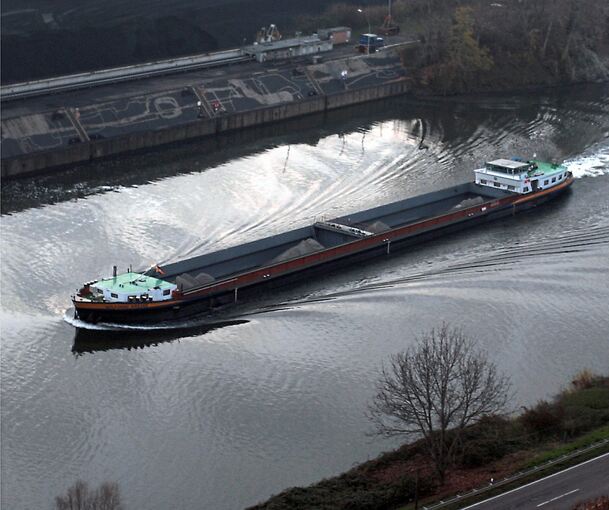 Frachtschiff auf dem Neckar: Für die großen Pötte mit 135 Meter Länge müssten die Schleusen ausgebaut werden. Archivfoto: Alfred Drossel