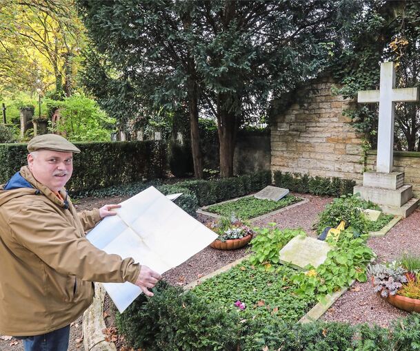 Harald Dürr vor der Grabstätte von König Wilhelm II. und Familie: Dass die Tafeln vor 23 Jahren neu angeordnet wurden, findet er schlimm. Fotos: Ramona Theiss