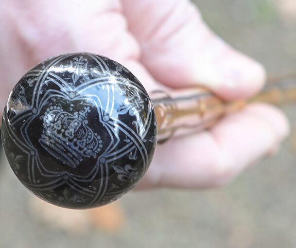 Das Wappen des Württemberger Königs ziert den Spazierstock.