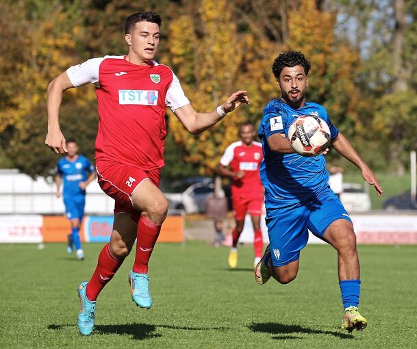 Laufduell um den Ball: Ramzi Ferjani (Worms, links) gegen Freibergs Mohamed Baroudi.Foto: Baumann