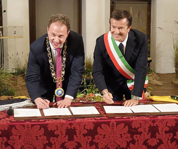 Oberbürgermeister Matthias Knecht (links) und Bergamos Bürgermeister Giorgio Gori bei der Unterzeichnung der Partnerschafts-Urkunde.Foto: Stadt/p