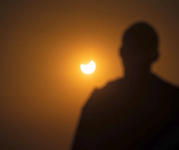 Bei der partiellen Sonnenfinsternis schiebt sich der Mond teilweise vor die Sonne. Es sieht so aus, als fehle ein Stück der Sonne. Foto: dpa