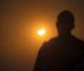 Bei der partiellen Sonnenfinsternis schiebt sich der Mond teilweise vor die Sonne. Es sieht so aus, als fehle ein Stück der Sonne. Foto: dpa