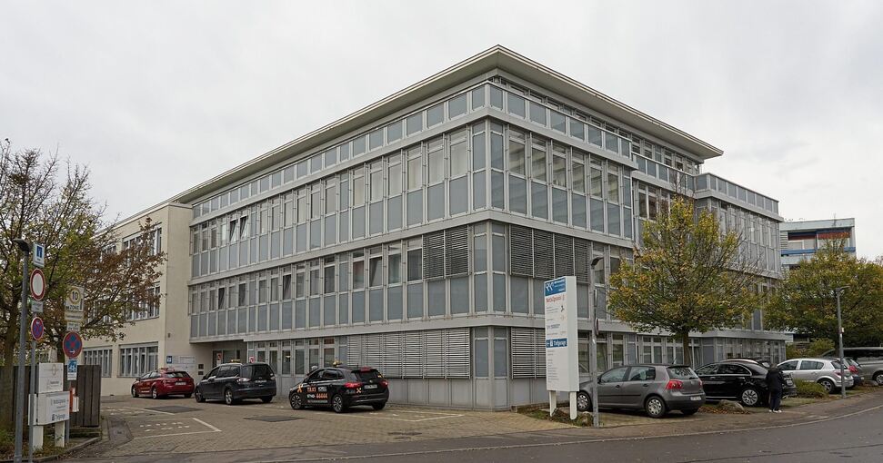 Auc h die Erlac hhofstraße 1 gehört zum Klinikum – mit Nierenzentrum Arztpraxen und Notfallpraxis. Der Strom kommt direkt vom Klinikum, zu dem das Gebäude gehört. Von der Notstromversorgung allerdings ist das medizinische Zentrum ausgeschlossen. Foto