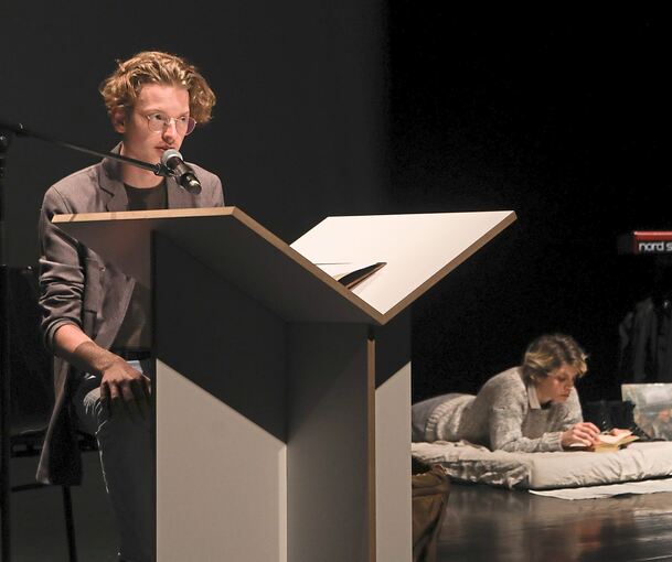 Im Tonfall neutral bis lakonisch: Die performative Lesung in der Reithalle. Foto: Ramona Theiss