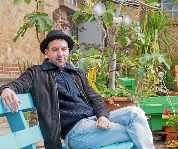 Stadtschreiber Tucké Royale im Hof der Karlskaserne. Foto: Holm Wolschendorf