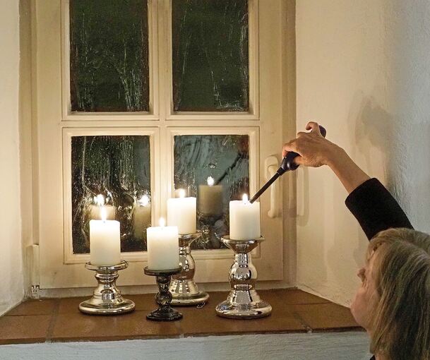 Gemütlichkeit und Hoffnungszeichen: Dutzende Kerzen brennen am Abend der Veranstaltung. Foto: Holm Wolschendorf