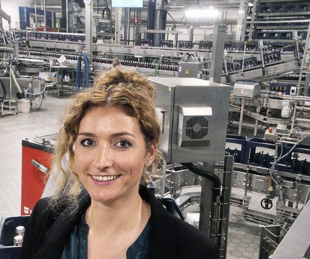 Die geschäftsführende Gesellschafterin von Alwa, Denise Kim Kaufmann, vor der neuen Glasflaschen-Abfüllanlage in Sersheim. Foto: Alfred Drossel
