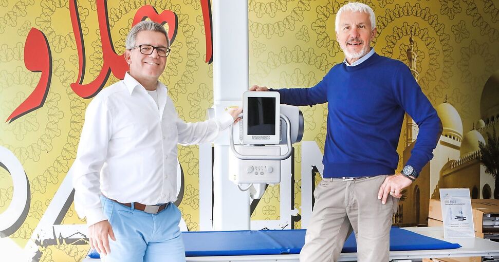 Inhaber Erhard Fichtner (r.) und Geschäftsführer Technik Frank Baisch vor einem Röntgenapparat von Protec. Foto: Ramona Theiss