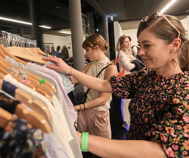 Vor allem junge Frauen stöberten sich durch das Angebot an Secondhand-Mode.