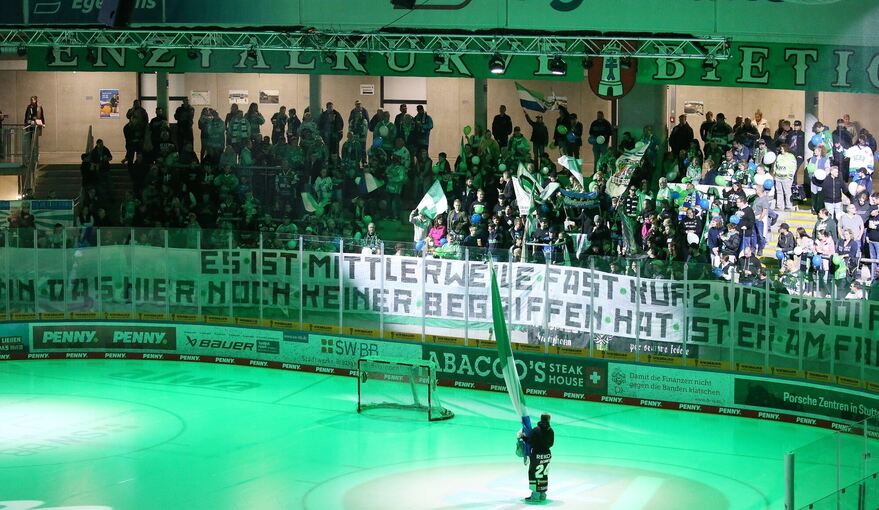 Die Szene Bietigheim in der Enztalkurve. Auch die Steelers haben ihre eigene Vereinshymne. Foto: Baumann