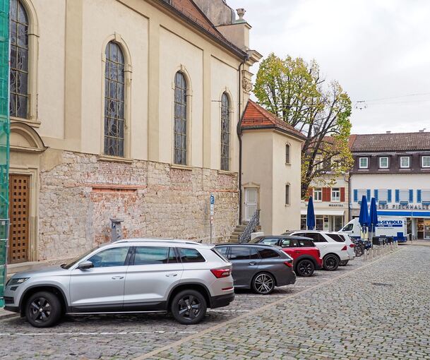 Diese neun Parkplätze neben der katholischen Kirche sollen nach dem Willen der Stadt nächstes Jahr wegfallen. Foto: Holm Wolschendorf