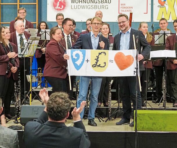 Die beiden Bürgervereinsvorsitzenden Kai Naumann und Philipp Rösner bekennen sich zu Ludwigsburg: Oßweil und Ludwigsburg, das sei eine Verbindung mit Herz. Foto: Holm Wolschendorf