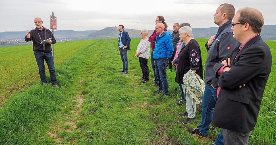 Thomas Stigler (links) zeigt mit weiteren Stadträten und Bürgermeister Ralf Zimmermann, wo die Deponie liegen würde. Fotos: Holm Wolschendorf
