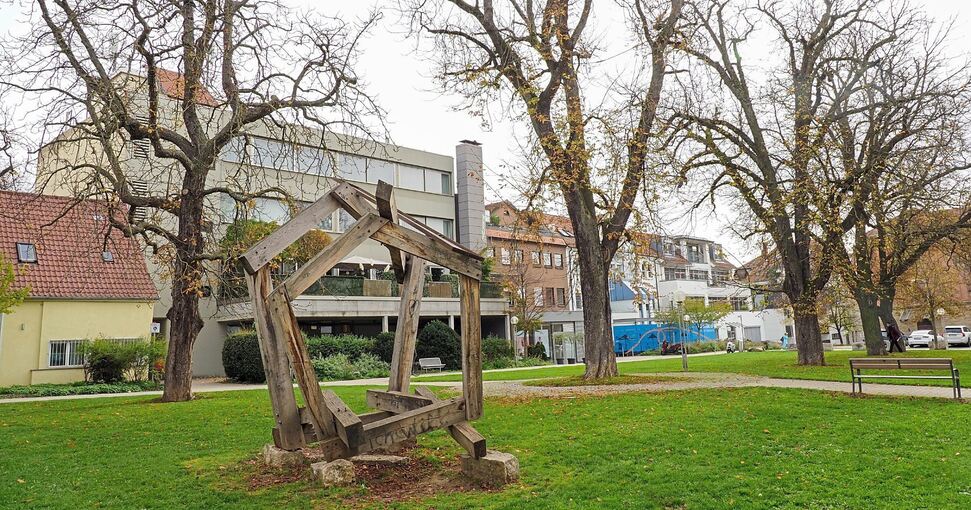 Arsenalgarten: Hier, neben dem Stadtarchiv, unter den großen schattenwerfenden Bäumen, will die Stadt Bänke und Liegestühle aufstellen.