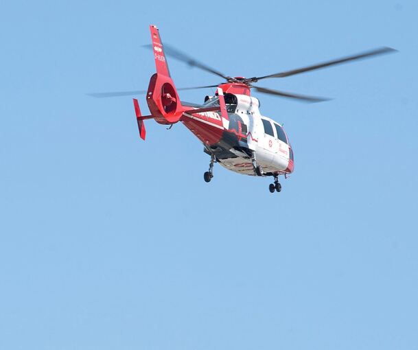 Mit dem Rettungshubschrauber wurde der schwer verletzte Motorradfahrer ins Krankenhaus gebracht. Symbolbild: Sebastian Gollnow/dpa