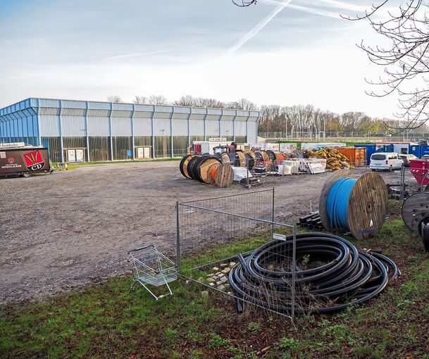 Auf dem Platz hinter der Eishalle soll die neue Sporthalle gebaut werden. Foto: Holm Wolschendorf