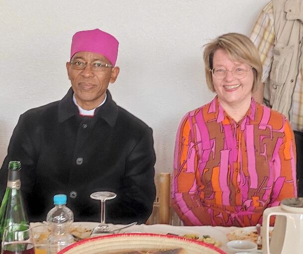 Auch Bürgermeisterin Martina Koch-Haßdenteufel tauschte sich bei seinem Besuch in Kornwestheim mit Bischof Fikremariam Hagos aus. Foto: Stadt Kornwestheim
