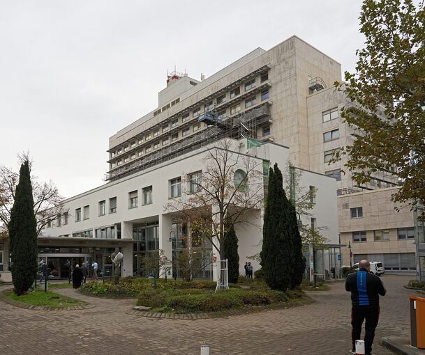 Klinikum in Ludwigsburg mit altem Bettenhochhaus: Im kommenden Jahr wird hier ein Defizit von 27,7 Millionen Euro erwartet.