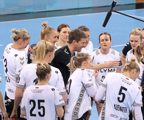 Handballtrainer Markus Gaugisch im Kreis seiner Spielerinnen bei der SG BBM Bietigheim: Ziel ist es, Spaß zu haben und professionell für den Erfolg zu arbeiten. Foto: Baumann