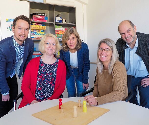Florian Bausch (von links), Veronika Kiesel, Carmen Hirsch, Eva Teufel und Wolfgang Kapp blicken auf die Entwicklungen der vergangenen drei Jahre Flexible Hilfen in Schwieberdingen zurück. Foto: Holm Wolschendorf.