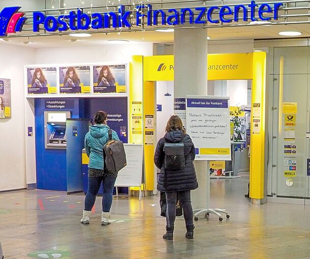 Zwischen 9.30 und 19 Uhr ist die Postfiliale in der Wilhelmgalerie eigentlich geöffnet. Doch aktuell sind die Türen hin und wieder in der Mittagszeit zu. Archivfoto: Holm Wolschendorf