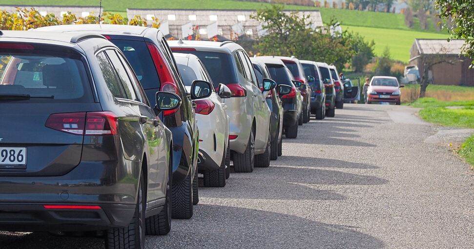 Die allermeisten Besucher reisen mit dem Auto an – und parken überall dort, wo Platz ist. Foto: Holm Wolschendorf