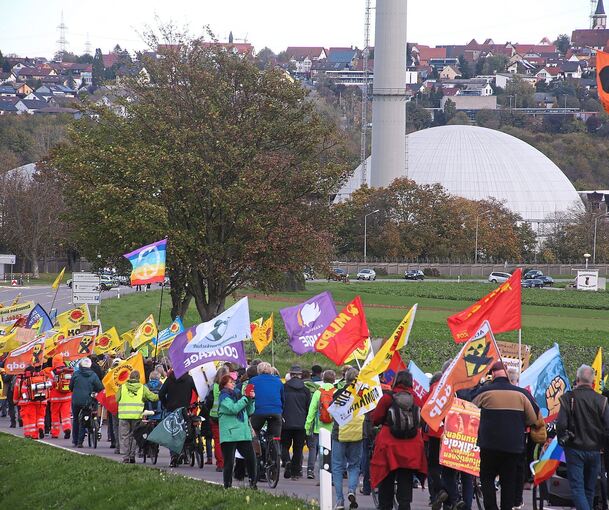 Der Demonstrationszug bewegt sich in Richtung Atomkraftwerk Neckarwestheim. Foto: Alfred Drossel