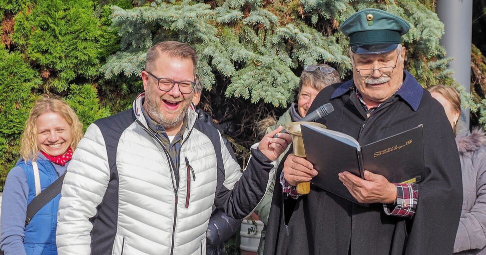Bürgermeister Nico Lauxmann hat Spaß als Mikrofonhalter für Büttel Joachim Verch, die Besucher genießen das sonnige Wetter und der Sängerbund sorgt für Stimmung.Fotos: Holm Wolschendorf
