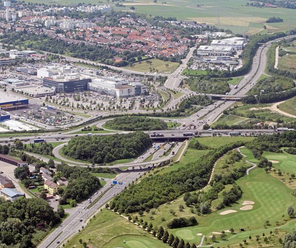 Am Golfplatz Monrepos (rechts unten im Bild) ist der Leichnam gefunden worden. Archivfoto: Alfred Drossel