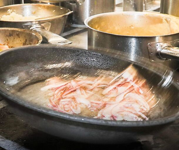 Hitzige Angelegenheit: In Restaurantküchen, so wie hier im „Il Boccone“, wird jede Menge Energie benötigt. Foto: Ramona Theiss