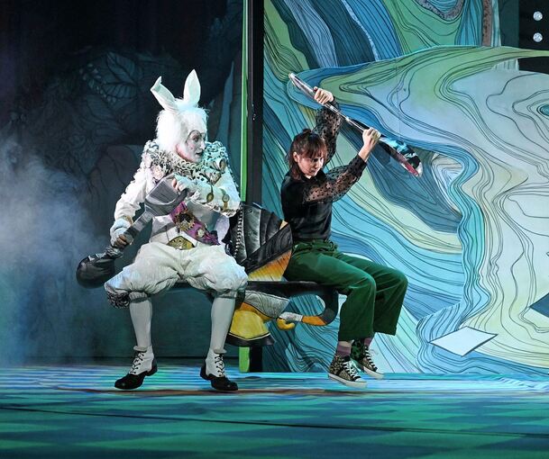 Alle lassen sich auf das Kostümfest ein: „Alice im Wunderland“ in Heilbronn. Foto: Jochen Klenk/p