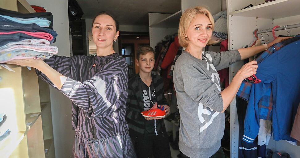 Im Laden: Anna Potekhina (links) mit Tatjana Sokolov und ihrem Sohn Maxym, der mit anpackt und auch schon übersetzt. Foto: Ramona Theiss