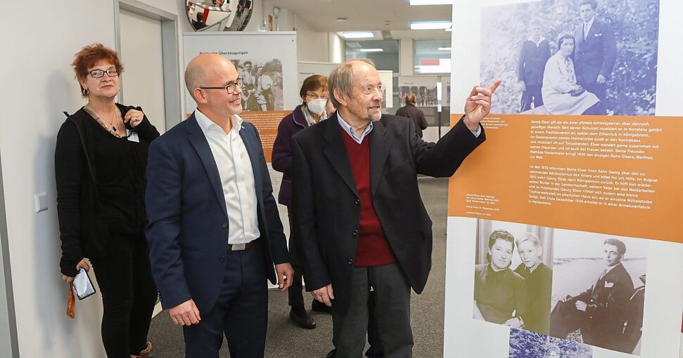 Rudolf Hangs (rechts), ein Neffe Georg Elsers, kam zur Ausstellungseröffnung und zeigt Michael Aumüller, dem Leiter des Grundbuchzentralarchivs, eine Plakatwand mit Familienbildern. Hangs wird am 17. November, 19 Uhr, einen Vortrag im Zentralarchiv h