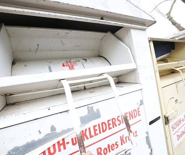 Die Klappe soll verhindern, dass gespendete Textilien gestohlen werden. Der Versuch, hineinzuklettern, kann allerdings tödlich enden. Foto:Ramona Theiss
