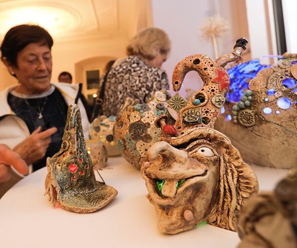 Fabelwesen und Fratzen: Auch das ist kreative Keramik, die Ute Strohm aus Möglingen bei „Form & Farbe“ zeigt. Foto: Ramona Theiss
