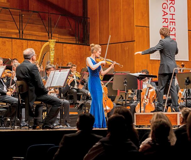 Das Staatsorchester Stuttgart unter der Leitung von Joel Sandelson und mit Geigerin Noa Wildschut. Foto: Staatsoper Stuttgart