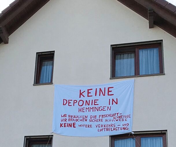 Ein erstes Plakat gegen die Deponie hängt bereits in der Ortsdurchfahrt, auf dem Weg zur Gemeinschaftshalle. Foto: Julia Schweizer