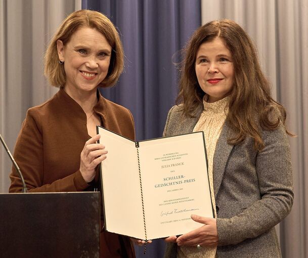 Kunstministerin Petra Olschowski (links) überreicht den Preis der Autorin Julia Franck. Foto: Andreas Becker