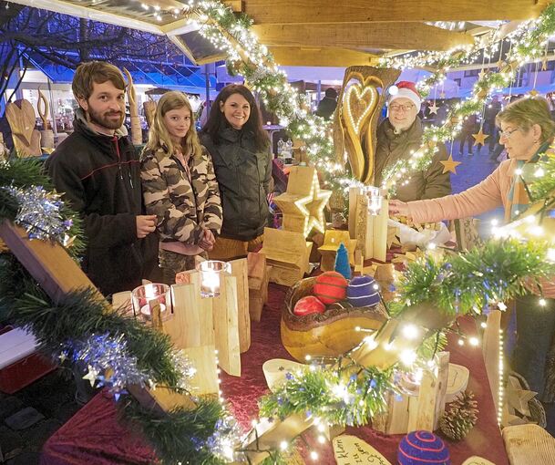 Wie vergangenes Jahr wird es an den Ständen beim Remsecker Weihnachtsmarkt auch dieses Mal festlich glitzern. Archivfoto: Holm Wolschendorf