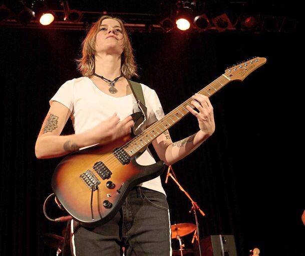 Vielseitiges Programm: Yasi Hofer (Bild) ist Headlinerin des Abends, für Stimmung sorgt aber auch Blu(e)isiana 22. Foto: Andreas Becker