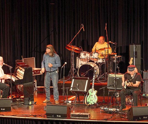 Vielseitiges Programm: Yasi Hofer ist Headlinerin des Abends, für Stimmung sorgt aber auch Blu(e)isiana 22 (Bild). Foto: Andreas Becker