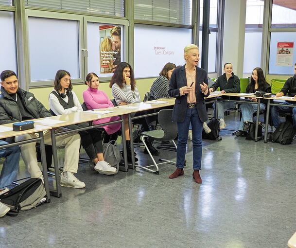 Barbara Kaiser erklärt den Schülern, was beim ersten Eindruck im Vorstellungsgespräch wichtig ist. Foto: Holm Wolschendorf