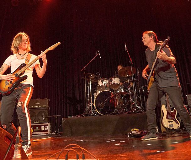 Vielseitiges Programm: Yasi Hofer (Bild) ist Headlinerin des Abends, für Stimmung sorgt aber auch Blu(e)isiana 22. Foto: Andreas Becker